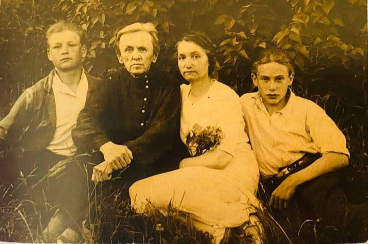 Единственная семейная фотография, котора сохранилась (слева сам ветеран). Фото предоставлено ветераном Дмитрием Николаевичем