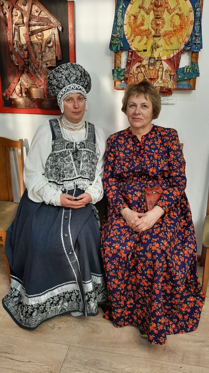 Русский костюм, воспроизведенный Еленой Дороховой и сама Елена