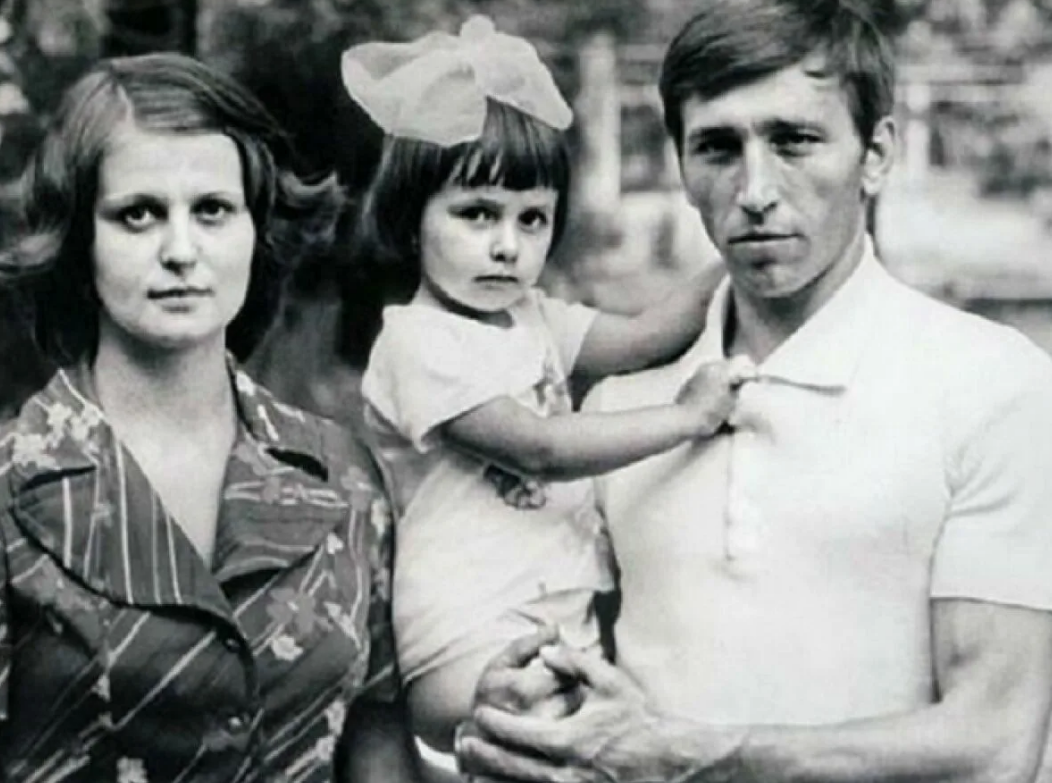 Татьяна в детстве с родителями 