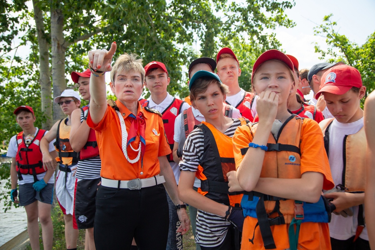 Лариса Крапивина и современная "Каравелла" (фото из открытых источников).