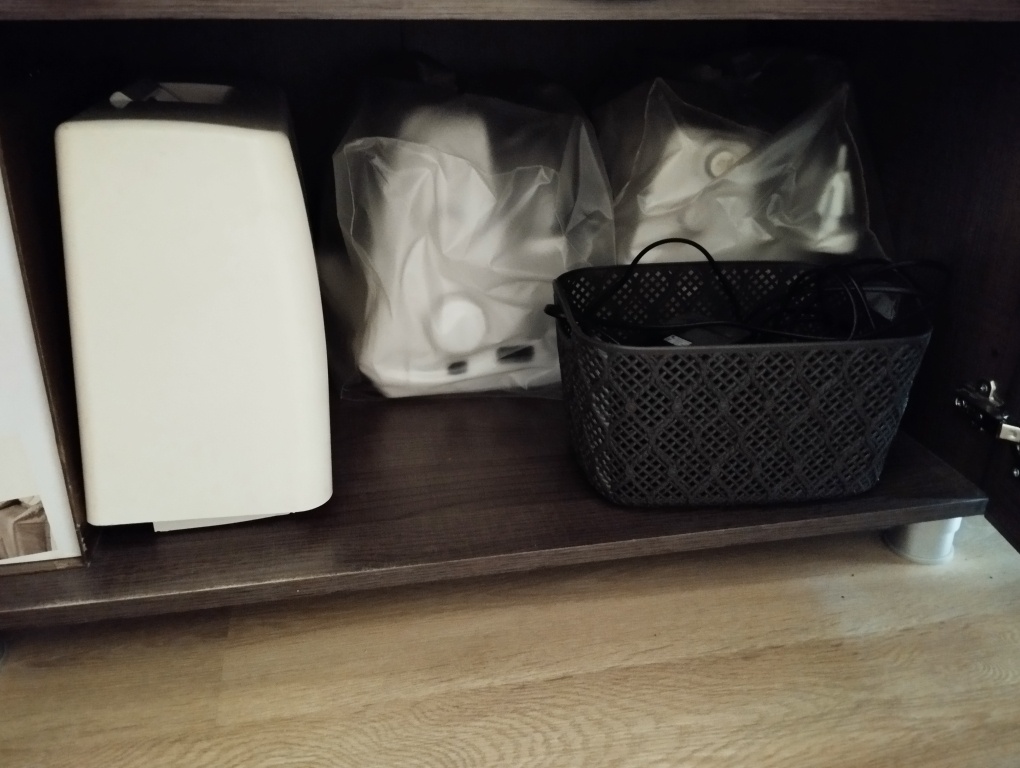 В корзине лежат источники питания/ножные педали к ним.