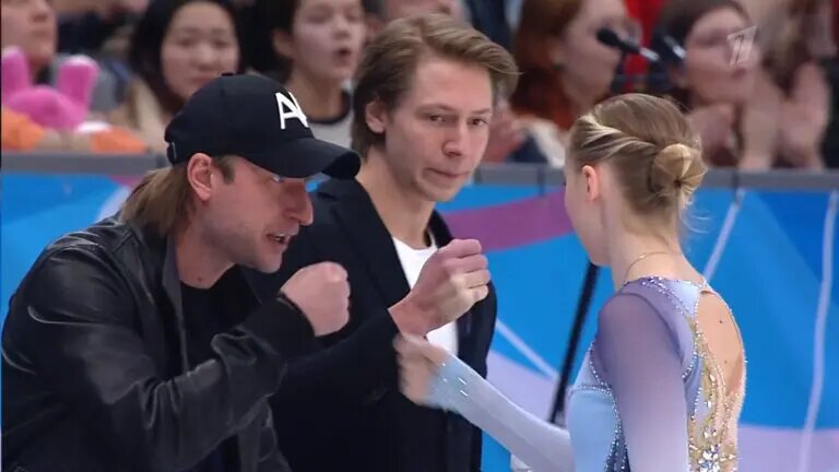 Евгений Плющенко провожает на прокат Софью Муравьеву. Фото: стоп-кадр прямого эфира «Первого канала»