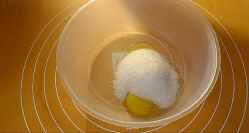 В рецепте бло яцо+ желток. Мне не захотелось оставлять безхозным белок. Объем желтка заменила водой.