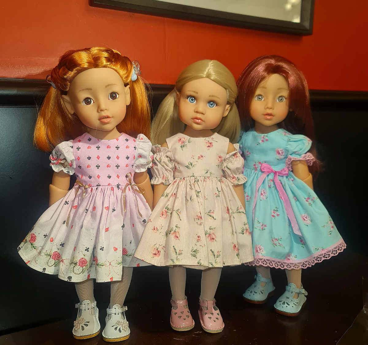 Здесь куклы уже в новых платьях от мастера Светланы, кроме моей Веснушки, она в домашнем пока.