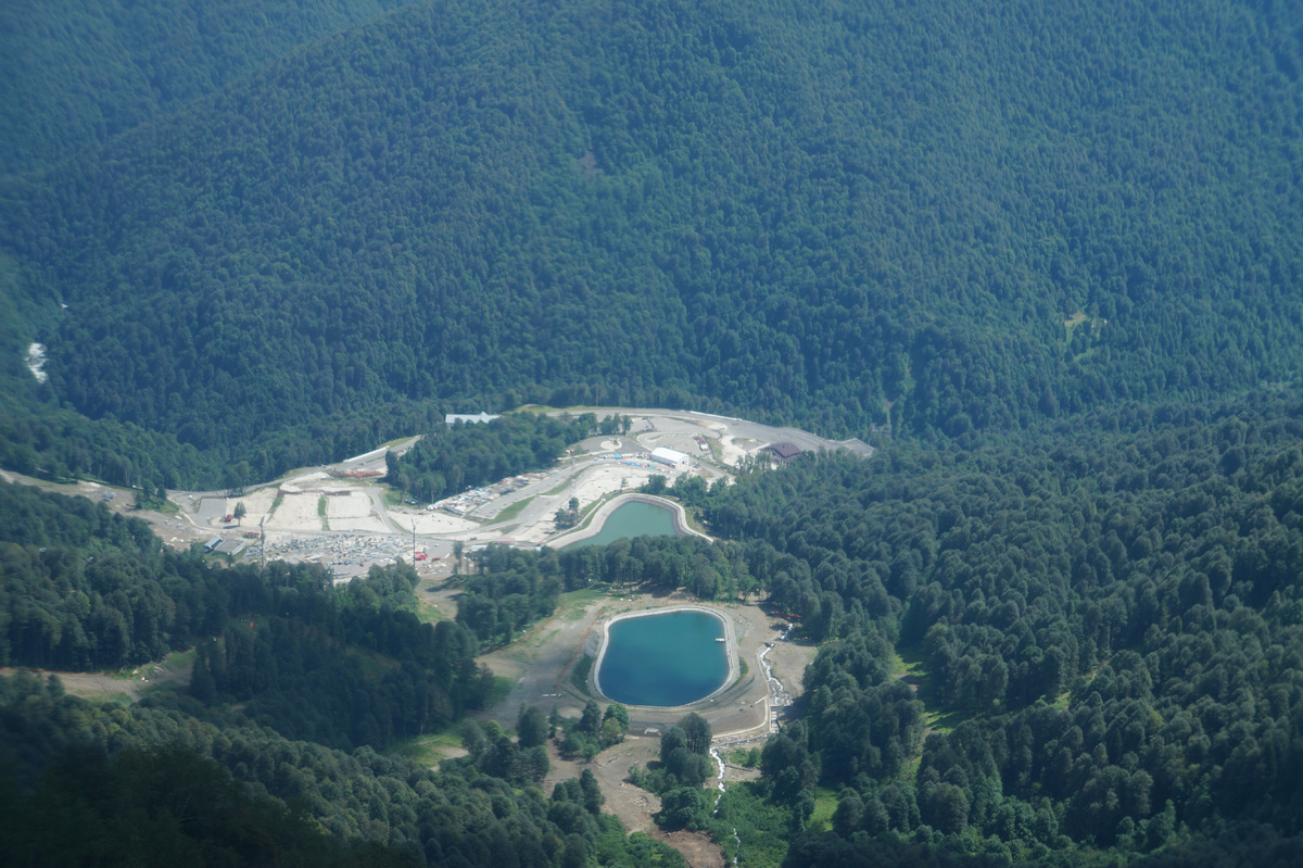 Моя фотография 2014 года. Если кто-то бывал в Сочи на Красной поляне и поднимался вверх на самой большой канатной дороге, то наверняка видел это озеро с высоты