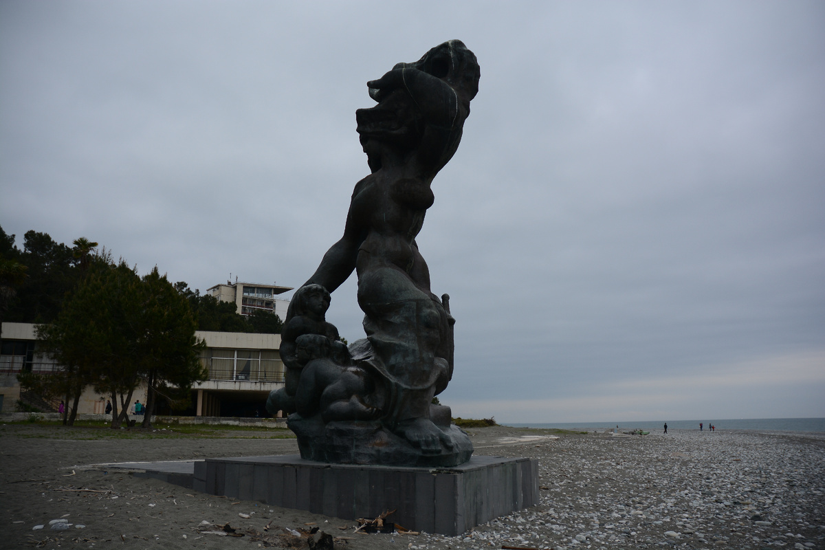 Лишь побывав в Абхазии я узнал как эта скульптура связана с аргонавтами. Фото сделано в мае 2015 года.