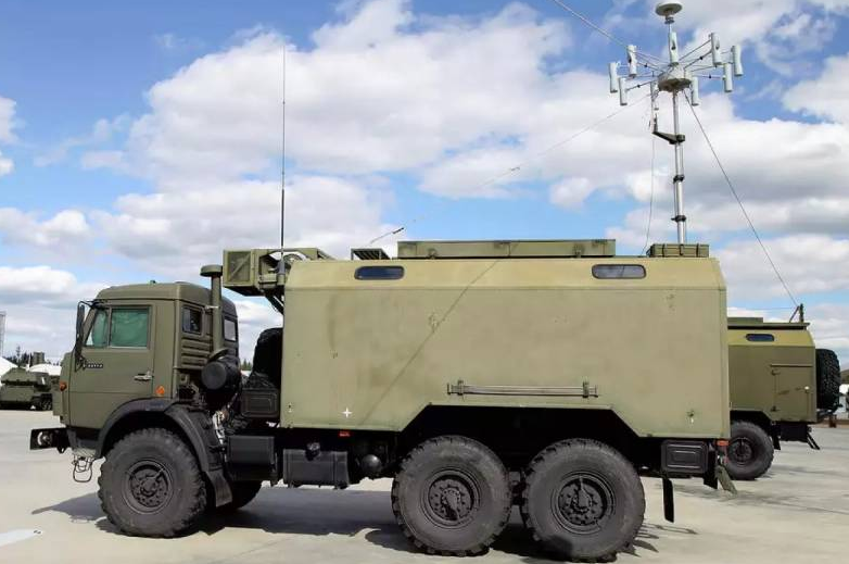 Скромная станция РЭБ Поле-21 стала в прошлом году хитом №1 среди станций РЭБ. Именно благодаря были признаны в осноном бесполезными УАС "Экскалибур" и планирующие бомбы JDAM производства США. Фото МО РФ