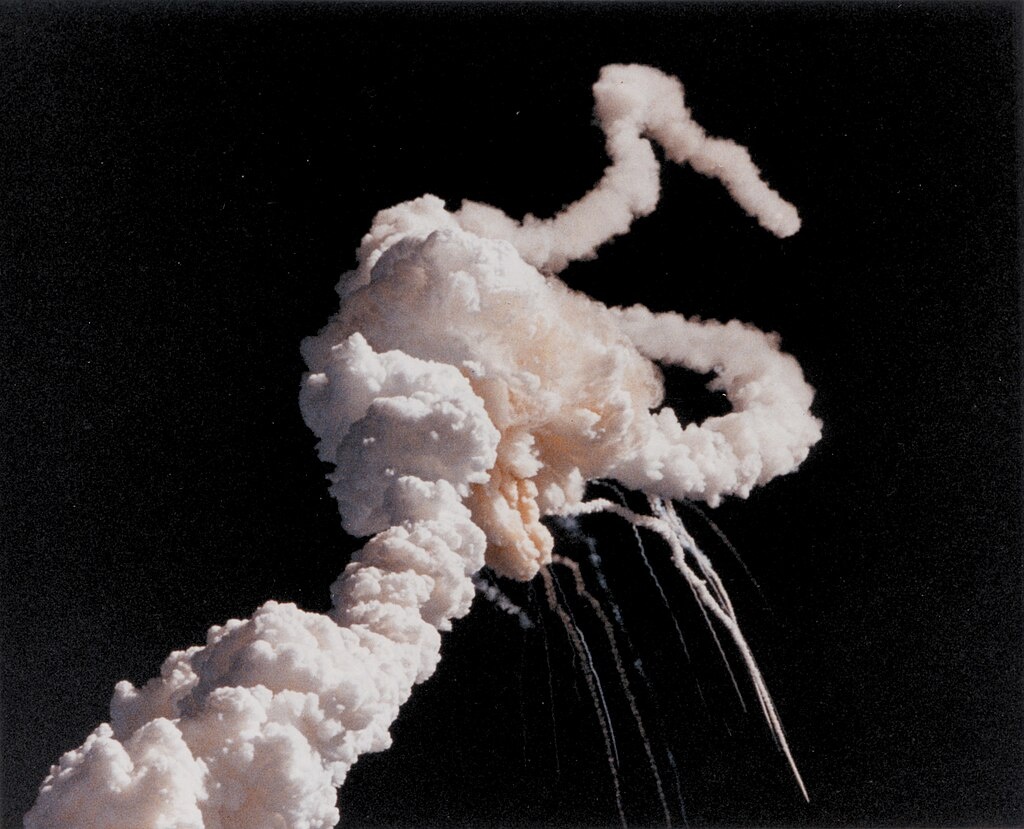 Гибель корабля https://upload.wikimedia.org/wikipedia/commons/thumb/9/9f/Challenger_explosion.jpg/1024px-Challenger_explosion.jpg