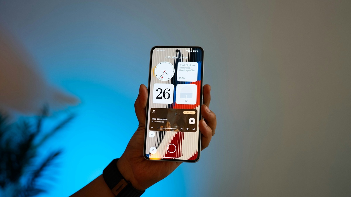 «Айфон» с OLED-дисплеем. Изображение: unsplash.com