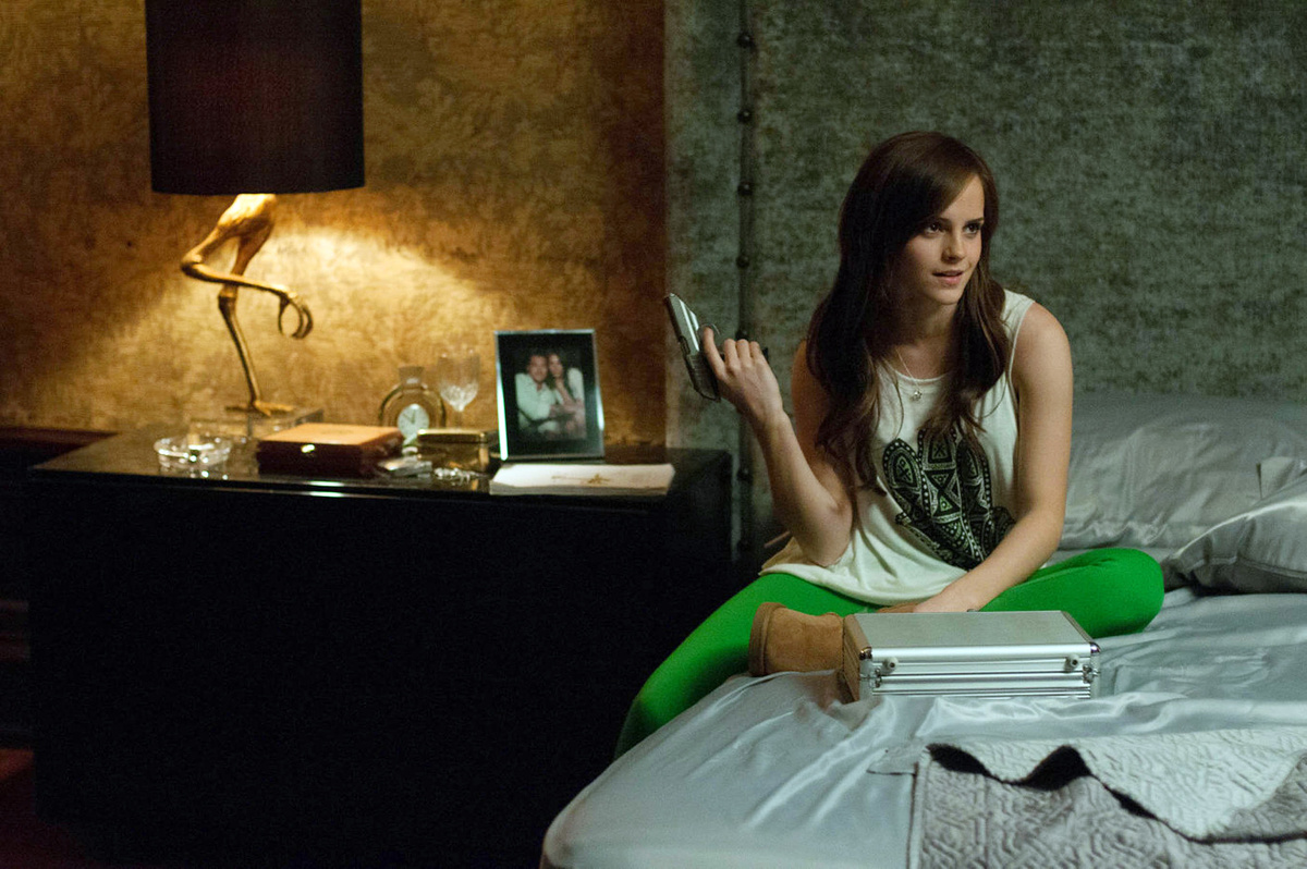    Эмма Шарлотта Дюэрр Уотсон родилась 15 апреля 1990 года в Париже в семье британских юристов. Спустя несколько лет её родители развелись, и Эмма вместе с матерью переехала в Великобританию. Уже в шесть лет Уотсон решила стать актрисой и начала заниматься в театральной школе / globallookpress.com / Кадр из фильма «Элитное общество» / PLANET PHOTOS / Supplied by PLANET PHOTOS