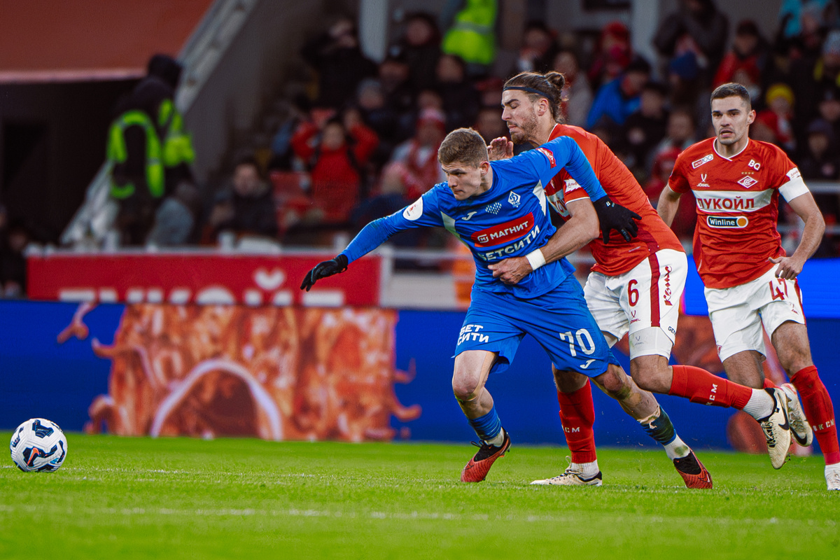 Валентин Пальцев (на переднем плане) в борьбе за мяч с Срджаном Бабичем. Фото ФУ Динамо Махачкала 