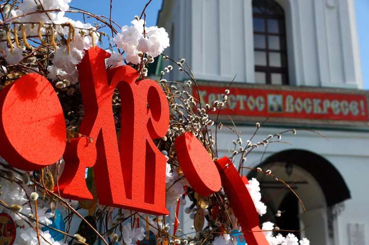   Пасхальные украшения города.  Фото: Игорь Харитонов