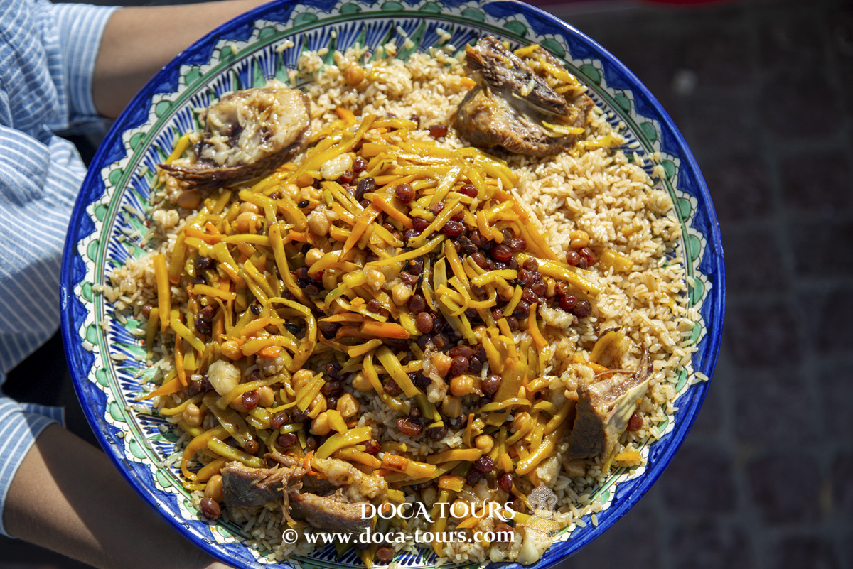 ИНГРЕДИЕНТЫ
Нут: 220 г
Баранина (мякоть с грудинки или корейки): 1–1,2 кг
Курдючный жир: 300 г
Морковь: 1 кг
Лук среднего размера: 3 шт.
Головки чеснока: 2–3 шт.
Рис "Лазер": 1 кг
Изюм: 100 г
Рафинированное растительное масло: 250 мл
Питьевая вода: 1,5 л
Перец чили: 1 шт.
Сахар: 1/2 ч.л.
Зира: 1,5 ч.л.
Молотая паприка: 1 ч.л.
Барбарис: 1 ч.л.
Молотый черный перец: 1 ч.л.
Куркума: на кончике ножа
Соль: по вкусу
