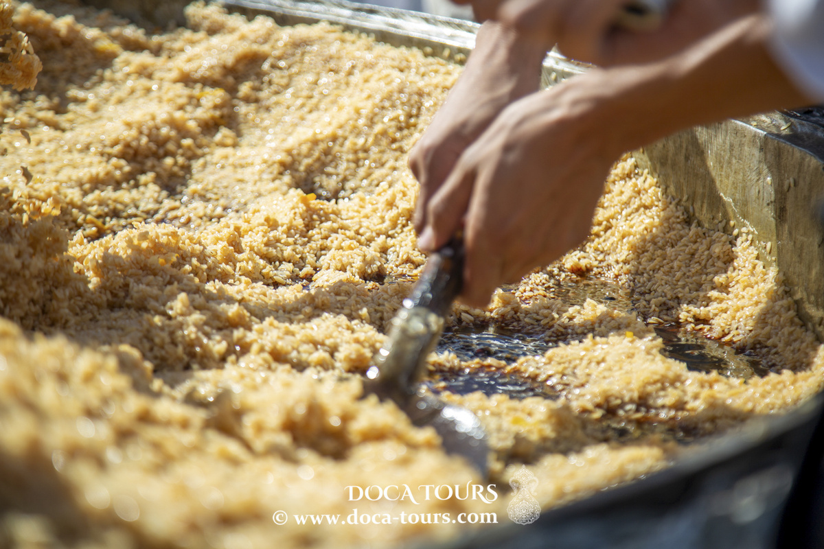 Дорогие друзья, сегодня мы расскажем вам рецепт ташкентского плова, и не с этими гигантскими порциями ингредиентов.
Если вам нравятся наши видео, пожалуйста, ставьте лайки, подписывайтесь и делитесь нашим контентом.

Ташкентский плов когда-то готовили в столице Узбекистана только на большие праздники. Сегодня он повсюду, заменив чайханский плов, который до недавнего времени считался самым популярным видом этого блюда. Чем же один отличается от другого?
Прежде всего, тем, что в ташкентский добавляют нут, благодаря чему текстура плова становится более плотной, а вкус насыщеннее. В «столичную» версию не включаются кости, но добавляется изрядное количество курдючного жира. В результате получается невероятно ароматное и умопомрачительно аппетитное блюдо. Сможете ли вы сделать такой же? Мы уверены, что да! Более того, если вы и, например, ваш друг будете готовить по одному и тому же рецепту, вы получите два по-разному вкусных, но одинаково замечательных ташкентских плова. Почему так? Потому что, по мнению экспертов, на результат влияют вода, воздух, качество ингредиентов и даже настроение повара. Не нужно сравнивать и анализировать, просто попробуйте и получите яркий гастрономический опыт!
