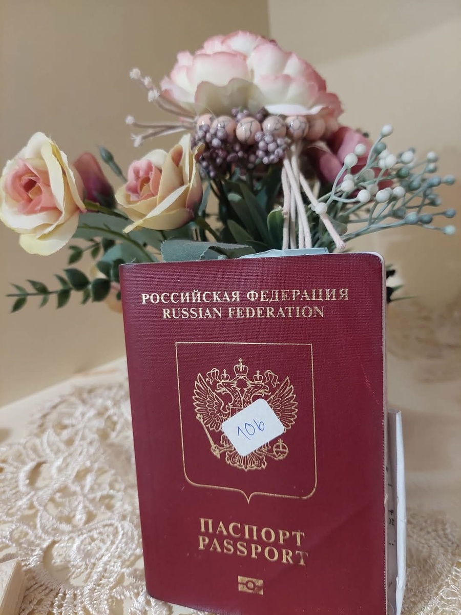 Новый паспорт пахнет типографской краской как свежая газета из почтового ящика. Этот запах слаще роз... 