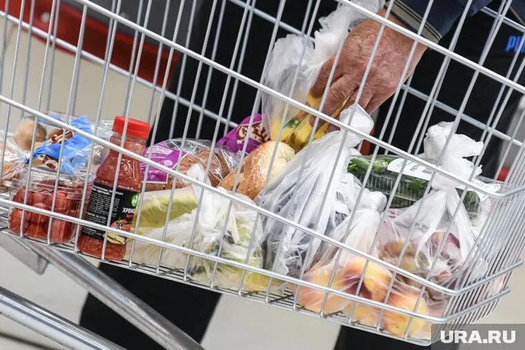 Просрочку в сетевых магазинах продают по 10 рублей за килограмм. Фото: Владимир Жабриков © URA.RU