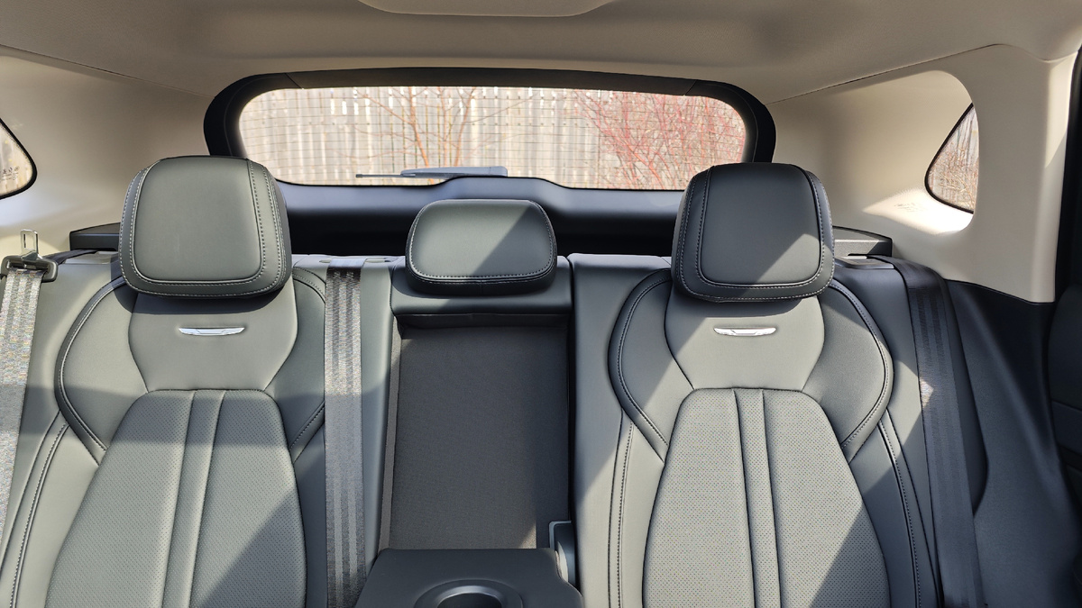 Обзору назад через салонное зеркало подголовники заднего дивана практически не мешают