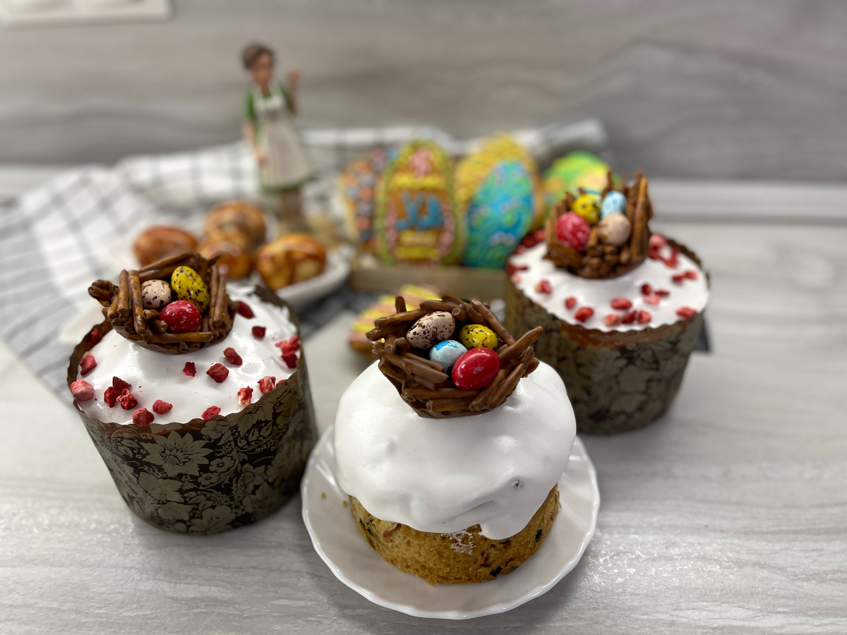 Ингредиенты для кулича:
Мука-1кг
Дрожжи сух.-2пачки(по 11г)
Яйца-3шт
Масло слив.-300г
Сахар-2стакана
Соль-0,5ч.л.
Молоко-1,5стакана
Ванилин-2-3г
Изюм светлый и темный-по 200г
Как приготовить:
-в 0,5 стакана теплой (не горячей!) воды добавить сахар 1ч.л. туда высыпать дрожжи, размешать и дать им подняться 
-слив.масло залить половиной молока, нагреть чтобы растопить масло, вылить масляно-молочную смесь к сахару, добавить соль, оставшееся молоко, муку, ванилин, яйца, дрожжи и хорошо вымесить тесто, месить надо до тех пор, пока тесто не начнет охотно отлипать от рук, оставляя кожу почти чистой, готовое тесто убрать в холодильник на 6-8 часов
-затем добавить изюм, перемешать и разложить тесто по формам, накрыть полотенцем, оставить при комнатной t° на 1-1,5ч чтобы оно поднялось, выпекать куличи надо на низкой t°120-130°С
- через 1ч. проверить готовность деревянной палочкой, если палочка выходит сухой — готовы, если нет-еще мин.15 выпекать
