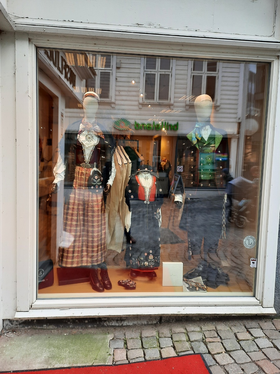 Магазин национальных костюмов в Ставангере. Фото автора