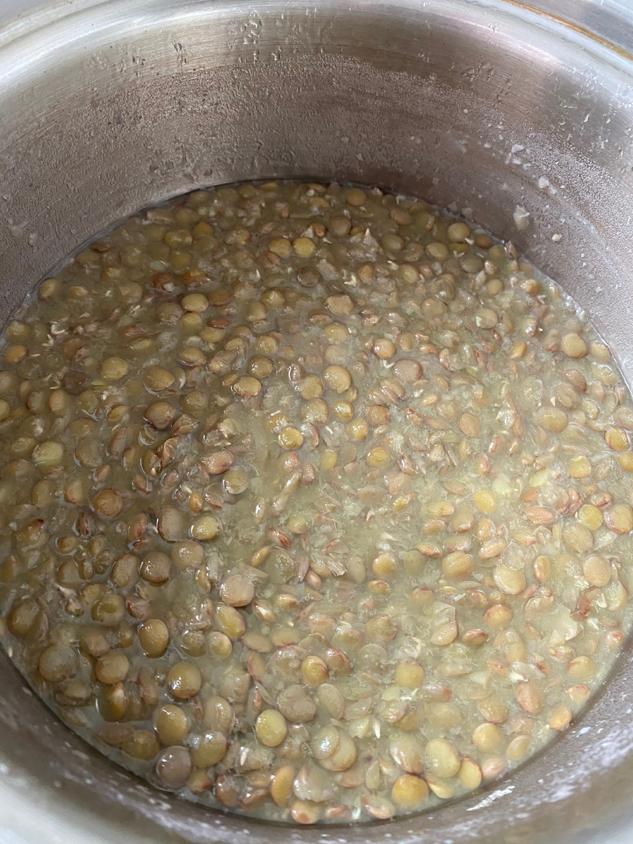 Предварительно отварить чечевицу в подсоленной воде 