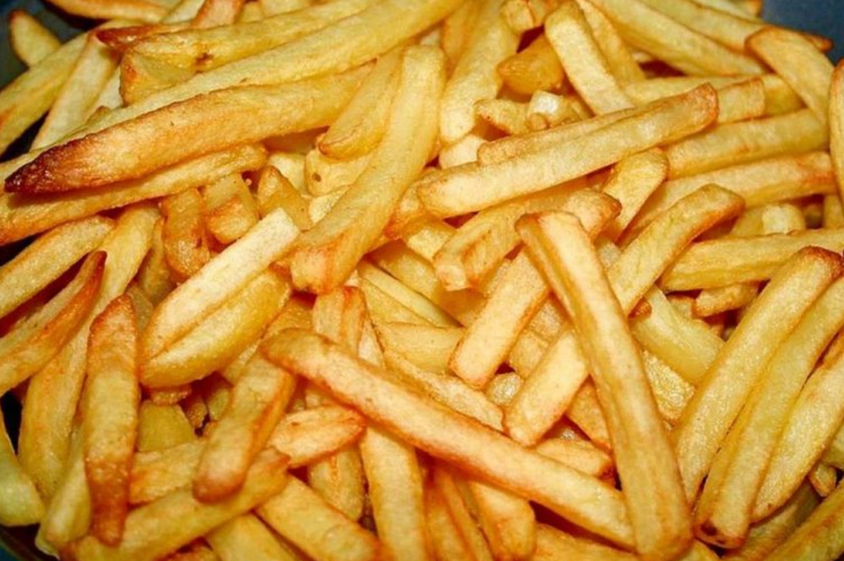 Невозможно устоять перед этой румяной и аппетитной корочкой
Тебе понадобится: 2-3 картофелины, 1 ст.л. растительног"о масла, соль, специй."
Приготовление: Картошку нарежь соломкой и смешай с імаслом и специями. Выложи
"её на высокую решетку аэрогриля, накрой фольгой и включи а."эрогриль на 15 минут.
После чего убери фольгу и готовь картофель до румяности ецце около 15 минут при
250 градусах.