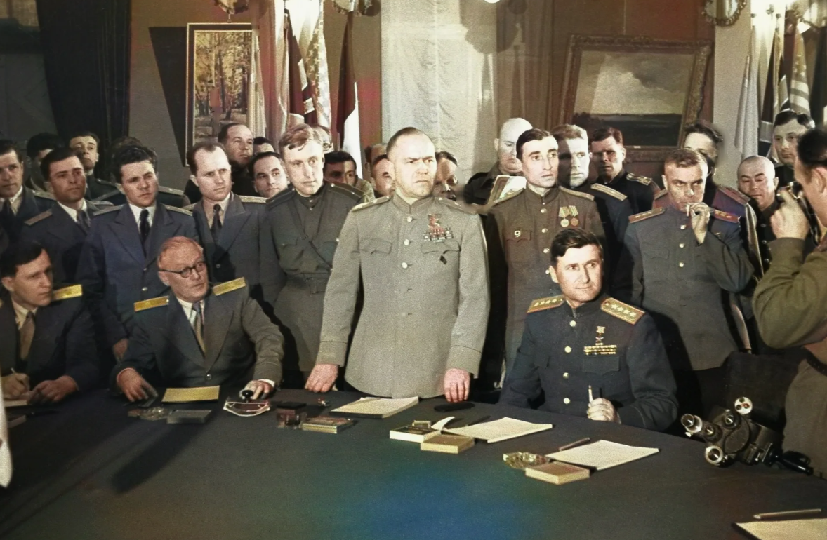 Историческое фото. СССР принимает акт о капитуляции Германии. 