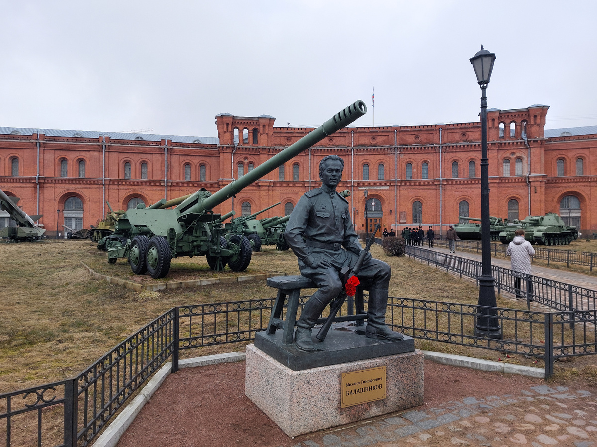 Памятник М.Т. Калашникову и вид внутреннего дворика с техникой 