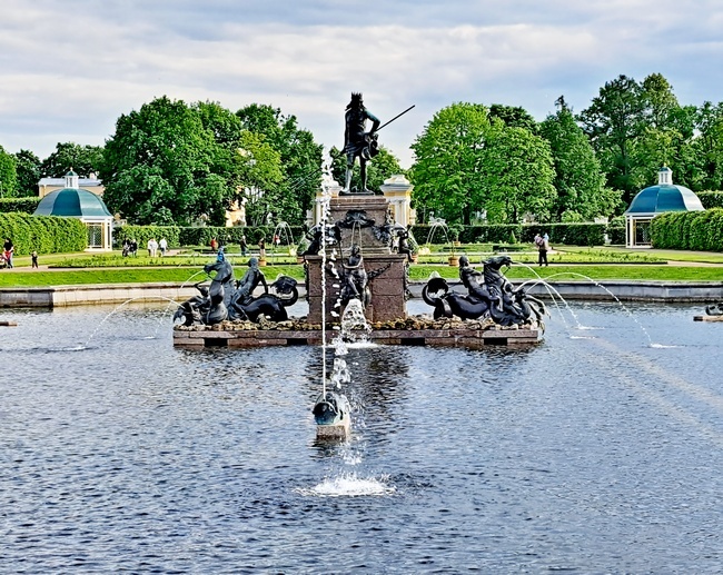 Фонтан "Нептун" в Верхнем саду Петергофа /фото из личного архива, 2024/