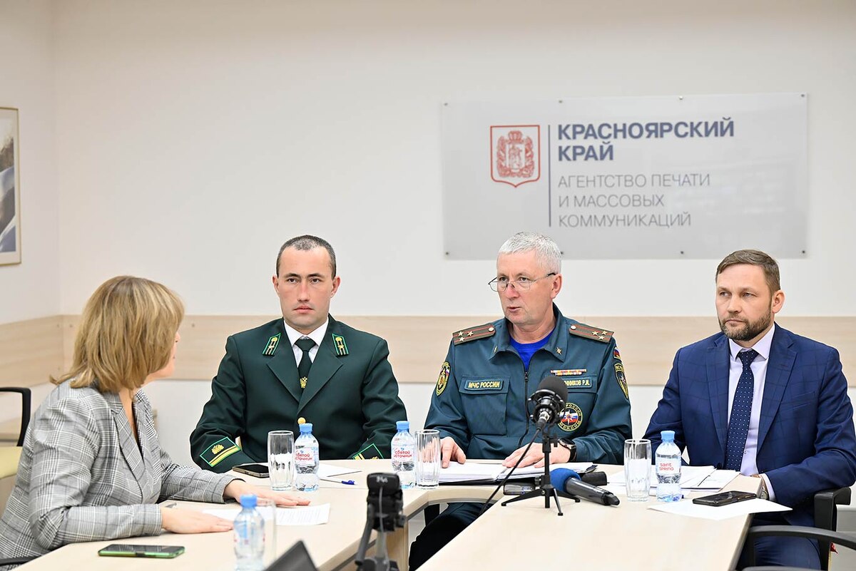 Начальник диспетчерской службы краевого лесопожарного центра Артём ХРЕБТОВ, заместитель начальника ГУ МЧС России по краю Роман ВЕТЧИННИКОВ, руководитель агентства по ГО, ЧС и пожарной безопасности края Сергей ТАГИРОВ. Фото: Александр ПАНИОТОВ.