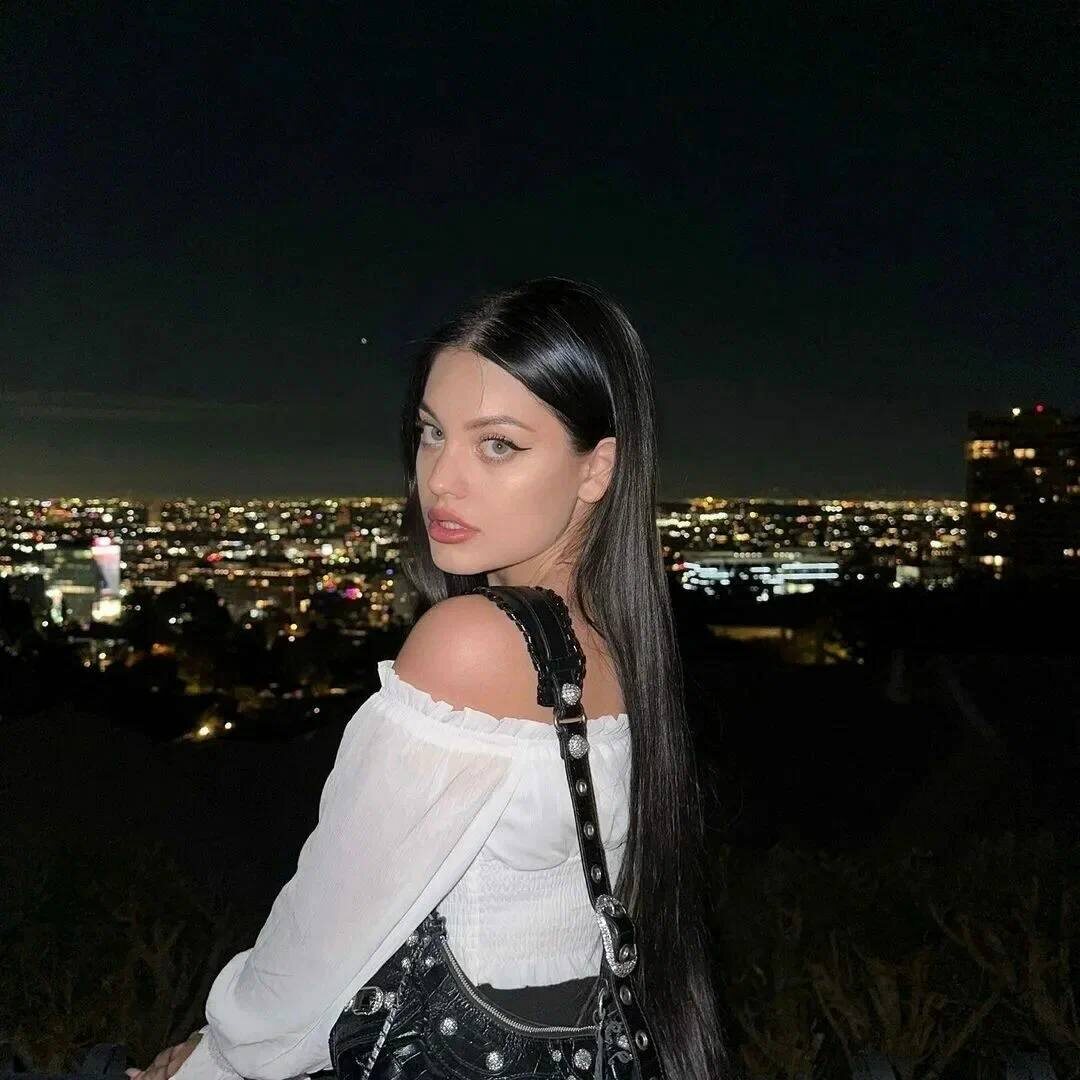 Неприятные новости для поклонников блогера Дилары Зинатуллиной. По информации, появившейся в СМИ, у девушки накопилась налоговая задолженность в размере 234 тысячи рублей. Если Дилара не погасит долг в ближайшее время, ей могут запретить выезд за пределы России.


По данным источников, задолженность Дилары, вероятнее всего, связана с неуплатой налогов на имущество и бизнес. Точная причина не называется, однако сумма указывает на то, что речь может идти о серьезных финансовых обязательствах.

В случае, если блогерша не предпримет никаких действий по погашению долга, налоговая служба может обратиться в суд с требованием о взыскании средств. Помимо этого, ей может быть временно ограничен выезд за границу.

Запрет на выезд за границу – это распространенная мера воздействия на должников. Её применяют к гражданам, имеющим задолженность по налогам, штрафам, алиментам и другим обязательствам.

Пока что Дилара не комментировала ситуацию с долгом. Однако, подписчики надеются, что блогерша оперативно решит эту проблему и не столкнется с серьезными последствиями.


Ситуация с налоговой задолженностью Дилары Зинатуллиной – это напоминание о важности своевременной уплаты налогов. Даже небольшие долги могут привести к неприятным последствиям, таким как запрет на выезд за границу. Надеемся, что Дилара в ближайшее время погасит задолженность и сможет избежать дальнейших проблем.
