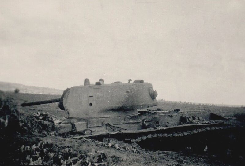 Танк КВ-1 производства ЧКЗ выпуска мая 1942 года из 107-й танковой бригады на окраине поселка Новый
