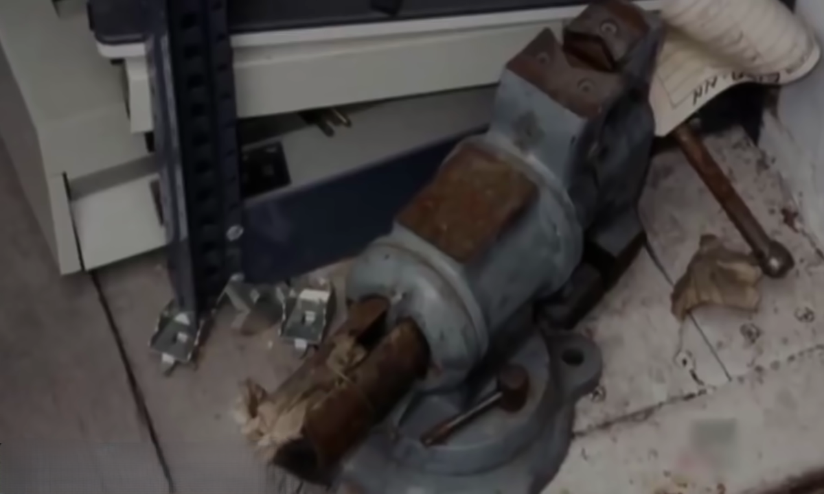 Фотография тисков, которые пытались украсть