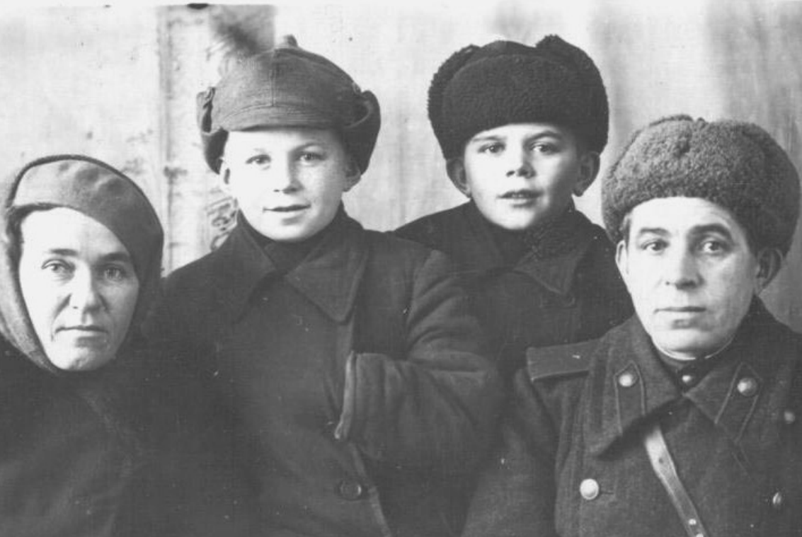 Прасковья Дмитриевна и Геннадий Фёдорович Кузнецовы вместе со своими сыновьями —Александром и Геннадием