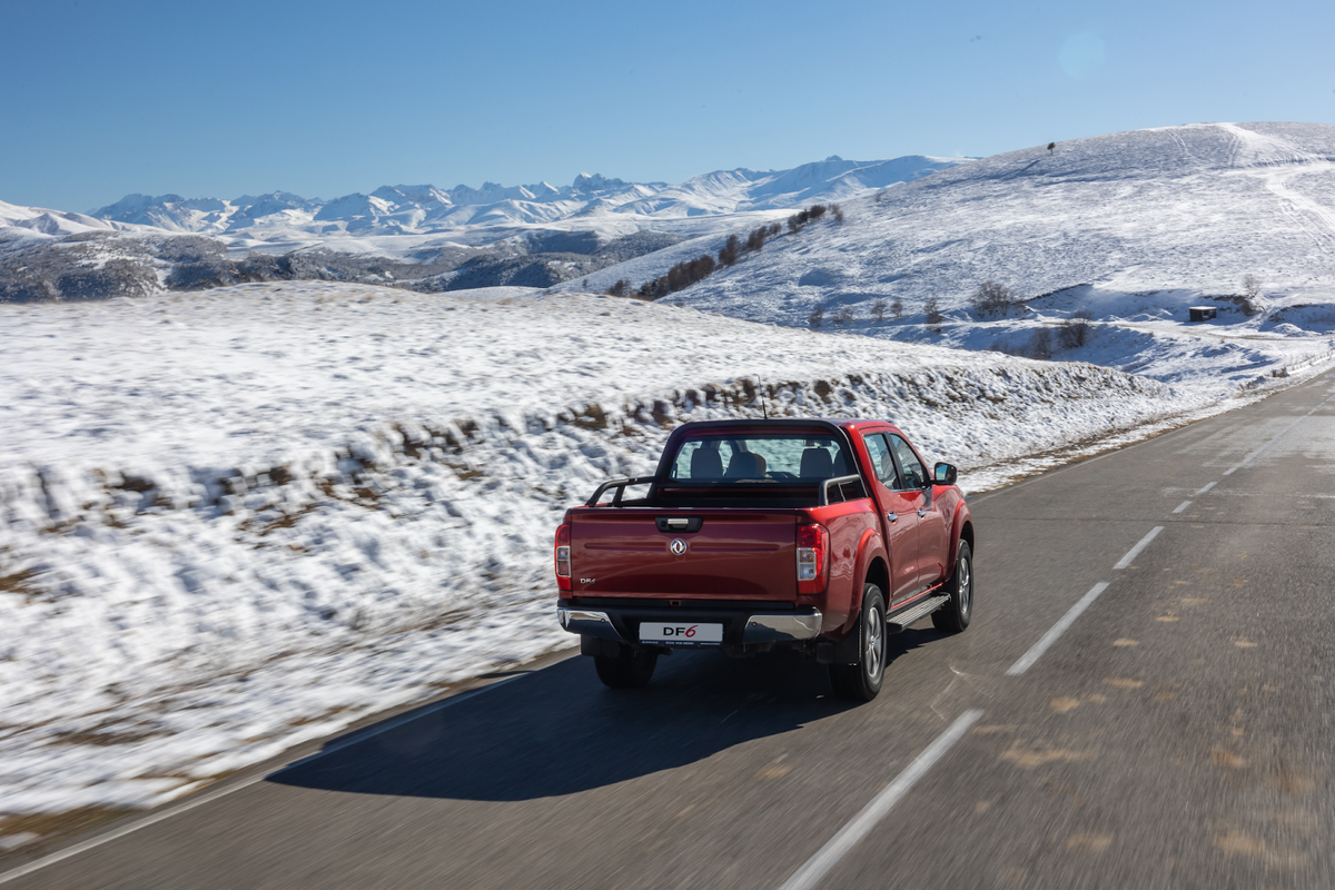 (Пикап Dongfeng DF6 в экспедиции к самой южной точке Сибири)