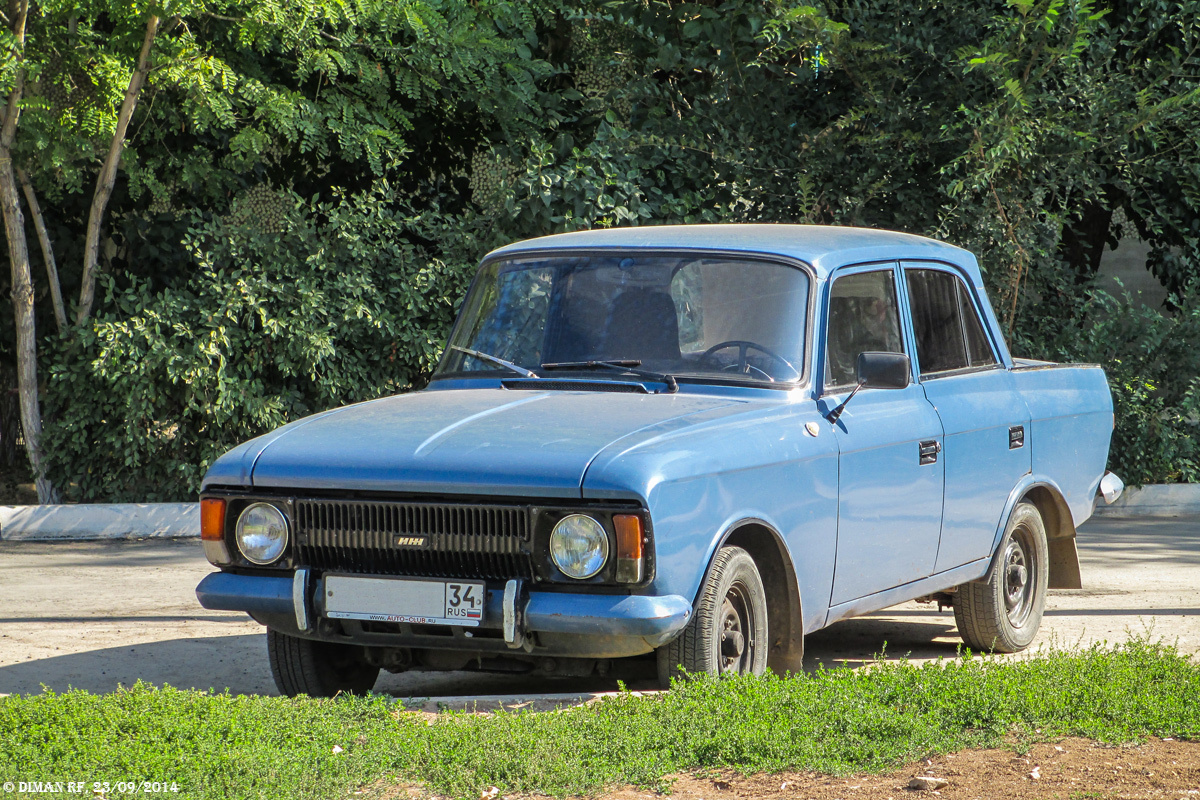 Ещё один Москвич-412ИЭ синего цвета. На этот раз 1997 года выпуска. Стёкла в передних дверях уже цельные. Крашеный бампер — атрибут позднего выпуска.