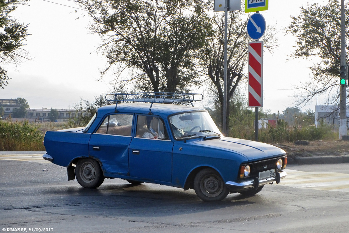 Ижевский Москвич-412ИЭ в синем цвете. Стоит обратить внимание на остекление передней двери. Бампера ещё в хроме. Примерно такую машину и попытались изобразить в модели.