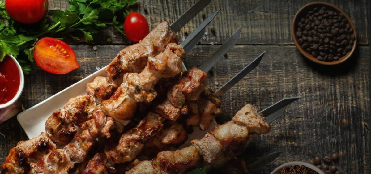Кофеин размягчает мясные волокна, делая шашлык невероятно нежным и сочным.
