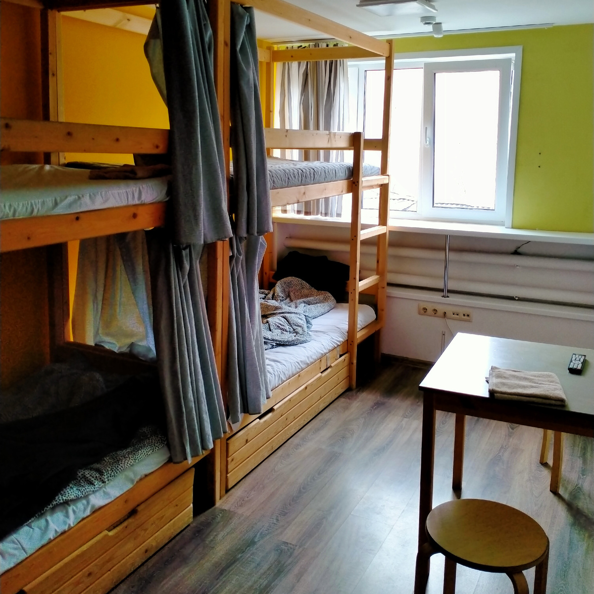 Хостел в Ярославле. 600 рублей - кровать в общем номере, 2400 рублей - отдельный 2-местный номер со своей ванной комнатой. Фото автора.