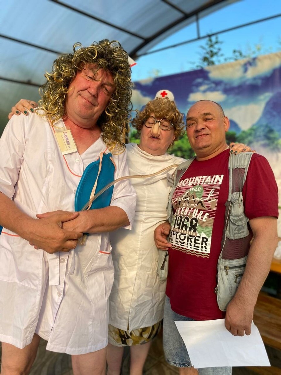 Посредине моя дорогая сватья Светлана, на этом юбилее как бы не было прискорбно её не будет ...она будет за нас радоваться с небес.