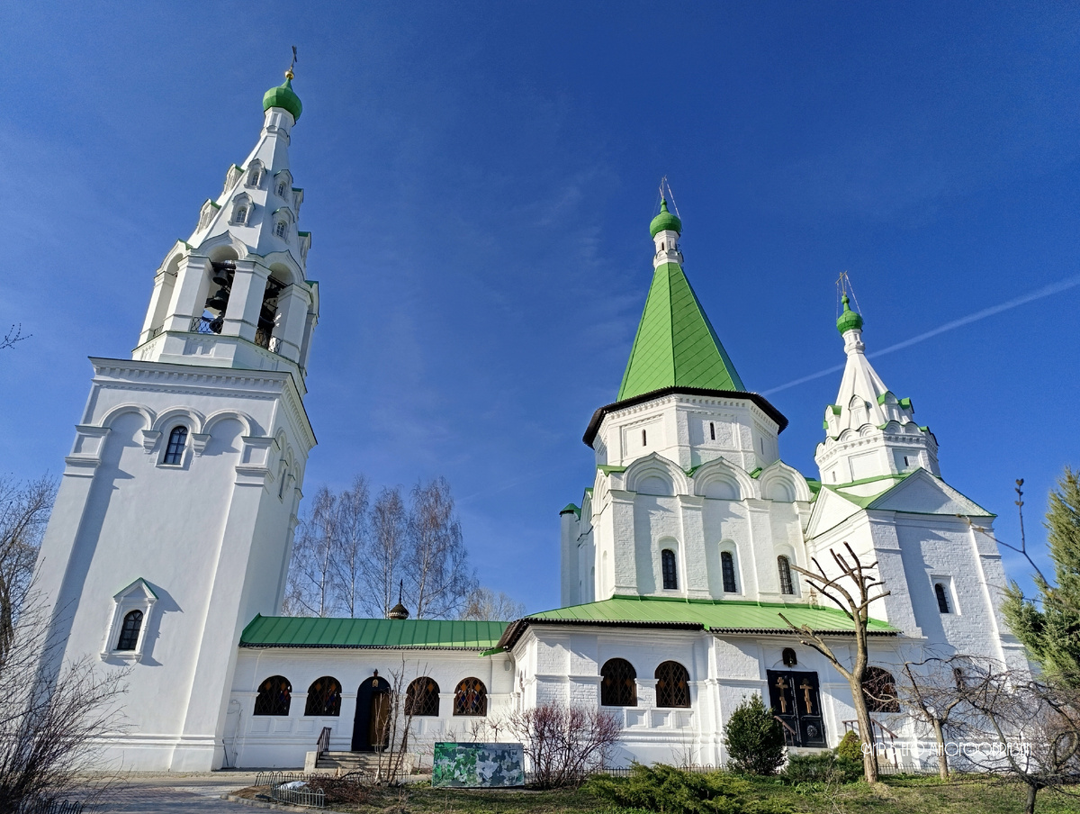 Белоснежные стены и изумрудного цвета крыши - храм Троицы Живоначальной в Троицком-Голенищеве