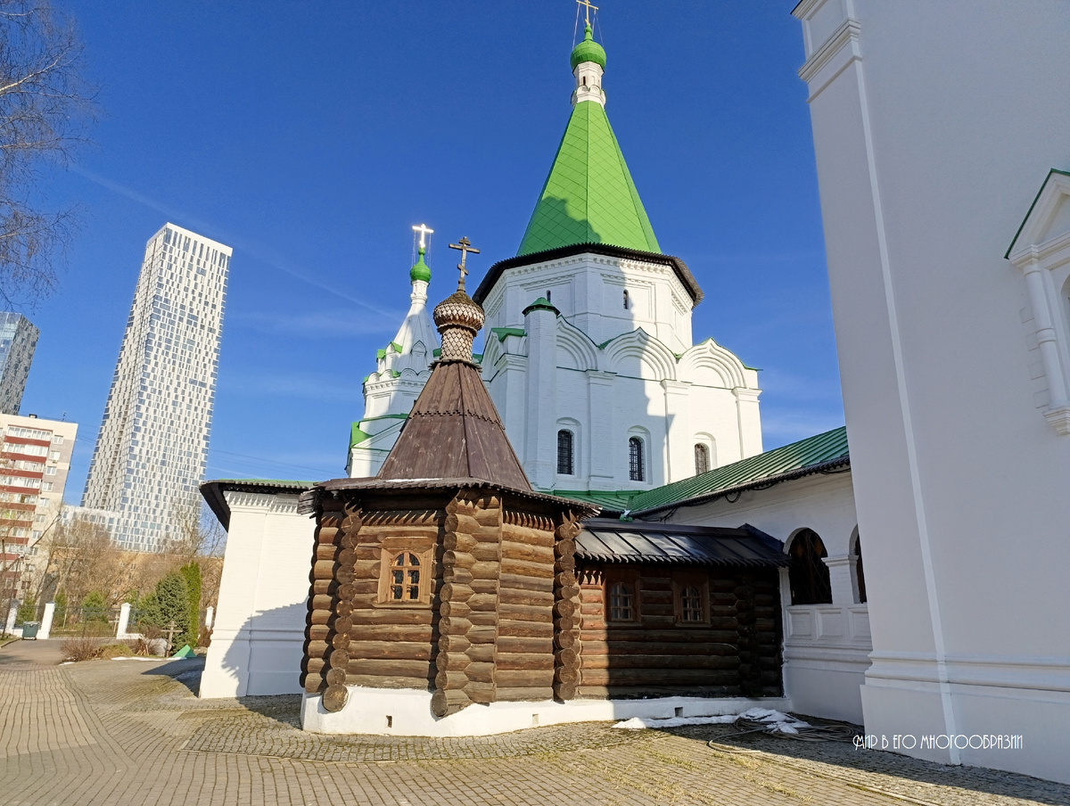 Бревенчатая крестильня была построена в 1990-х