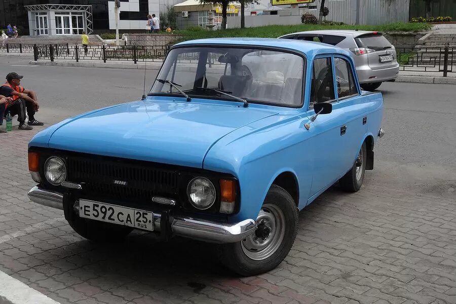 Эпоха, когда автомобили были «живыми».
Советские автомобили — это не просто железо на колесах. Это истории, воплощенные в металле, символы эпохи, где каждая царапина и подтеки масла становились частью биографии владельца. Москвич-412, выпущенный в 1982 году, для меня стал именно таким «членом семьи». Его покупка в начале 2000-х была не просто приобретением транспорта — это был шаг в прошлое, где каждая поездка превращалась в приключение, а ремонт — в квест на выживание.