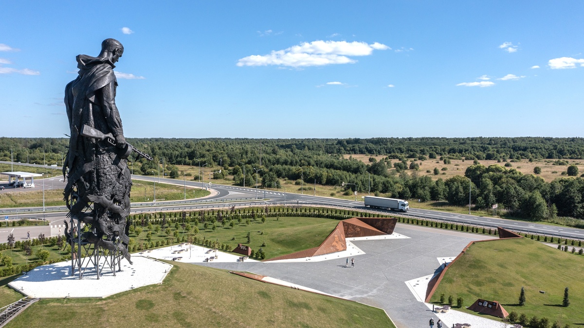 Вид на трассу М-9 "Балтия" с Ржевского мемориала. Источник: https://ms.rosavtodor.gov.ru/