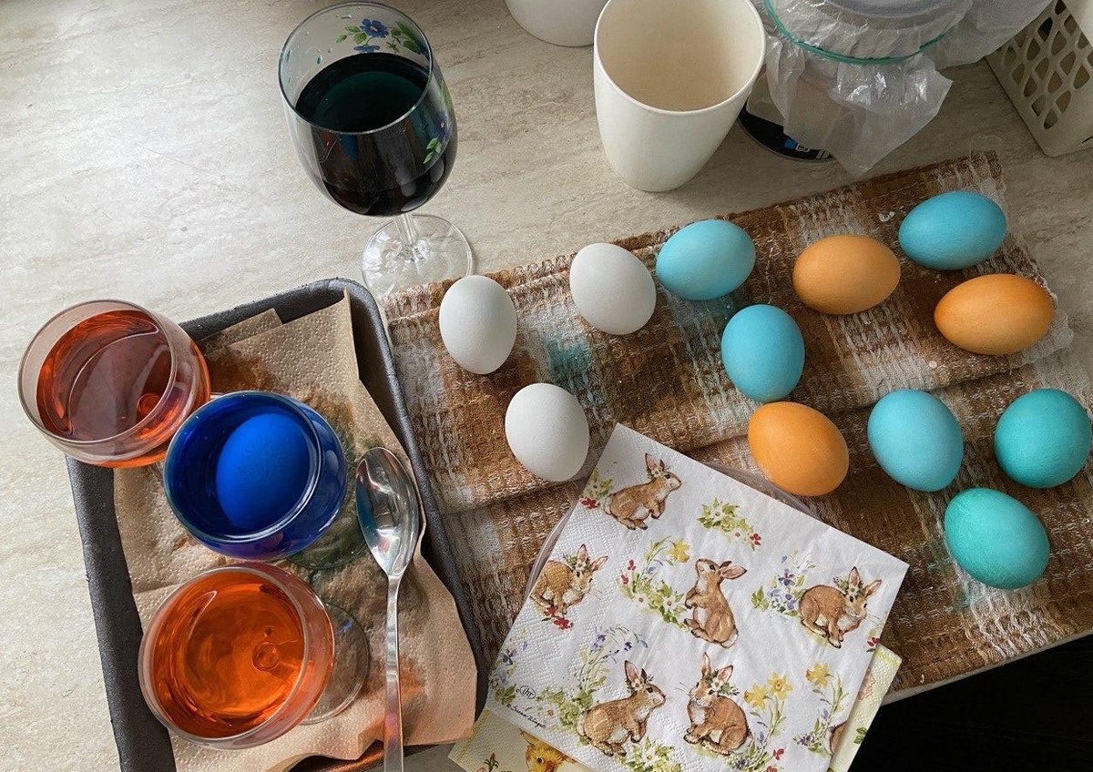 Яйца окрашены пищевыми красителями.