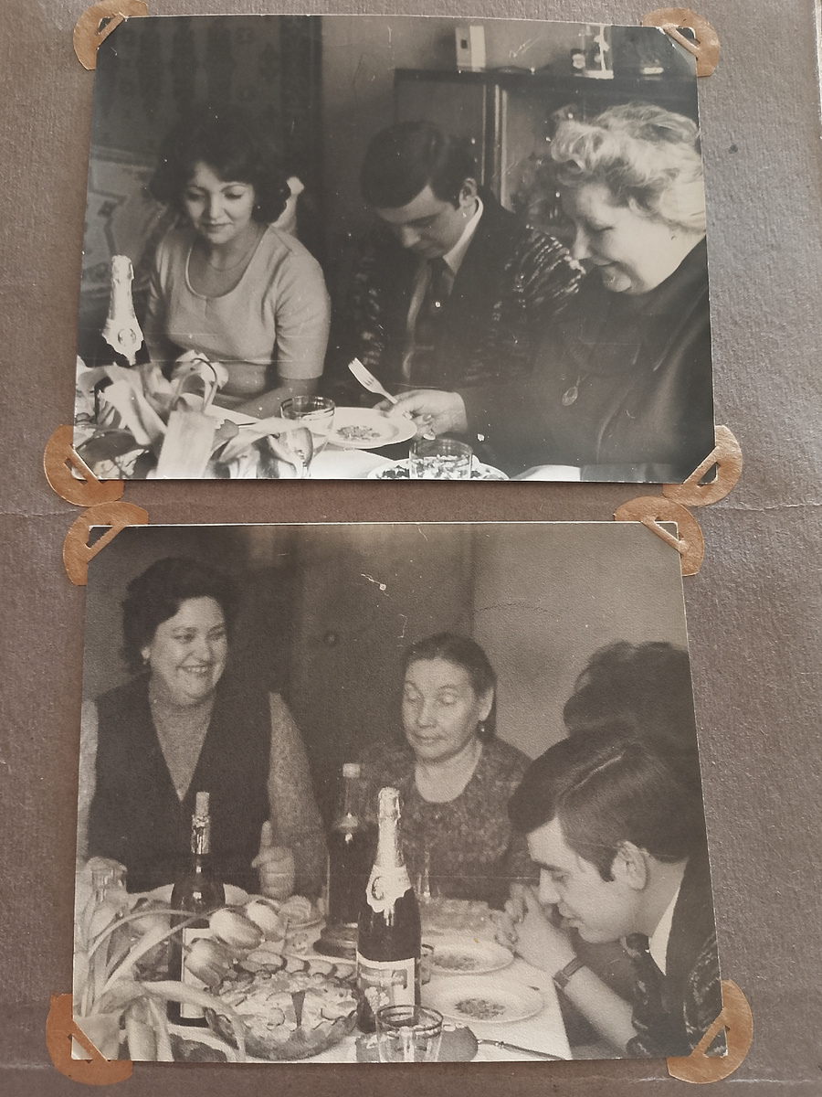 Верхне фото - родители и бабушка - мама отца, нижнее - слева мама мамы😅