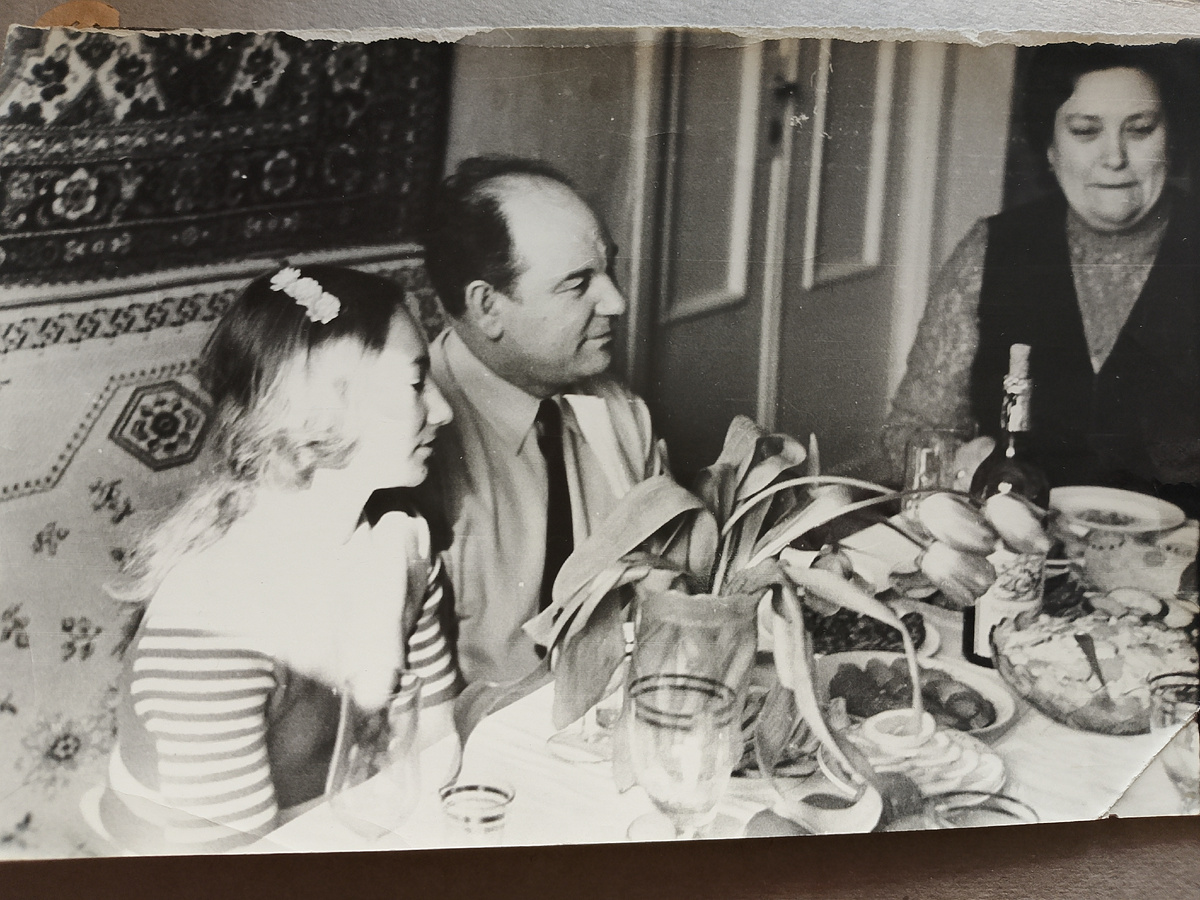 Сестра папы, отец мамы, мама мамы.