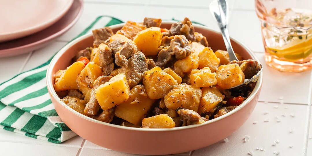 Жаркое из свинины с картошкой в кастрюле, пошаговый рецепт с фото на 615 ккал