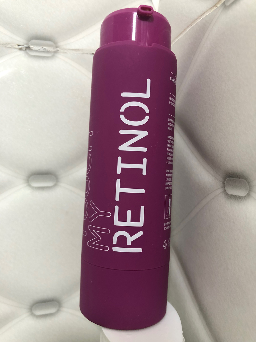 Упаковка тактильно очень приятная — выполнена из софт-тач пластика, тяжёлая и добротная. За время использования краска не облезла, механизм открытия-закрытия работает чётко, как часы. Единственный момент — на «носике» остаётся немного крема, его нужно периодически убирать, чтобы не засыхал.