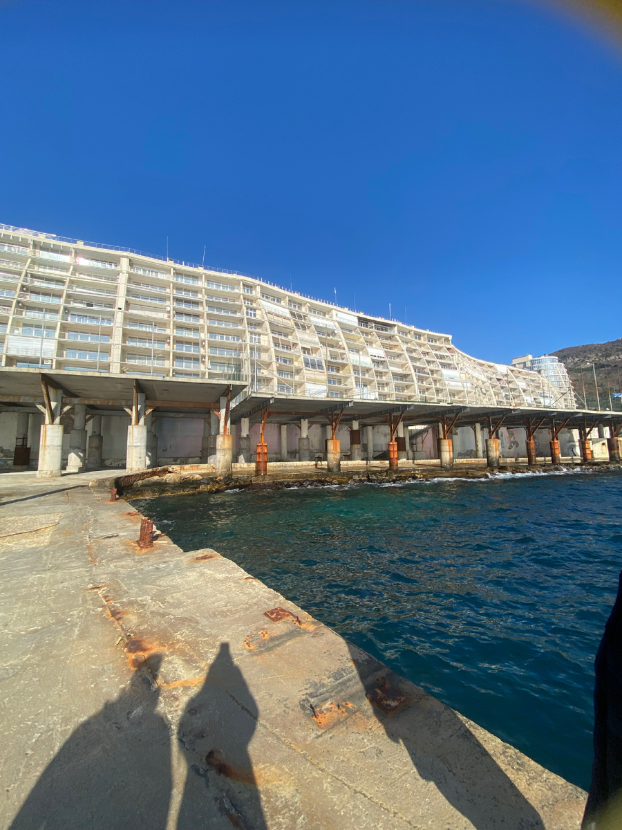 Можно прогуляться по набережной у отеля и выйти к сваям, держащим его - смотрится впечатляюще