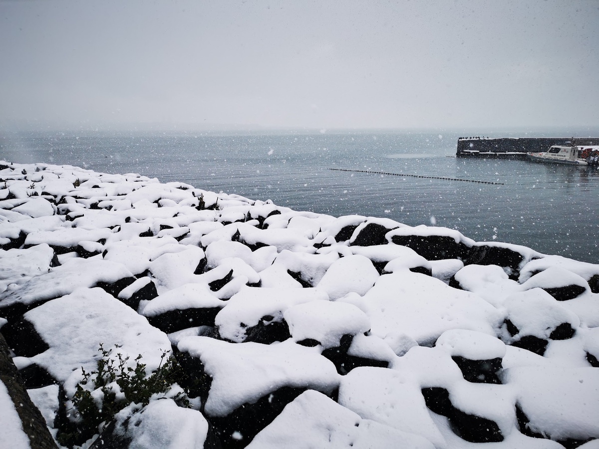 Снегопад на Босфоре. Листайте галерею.